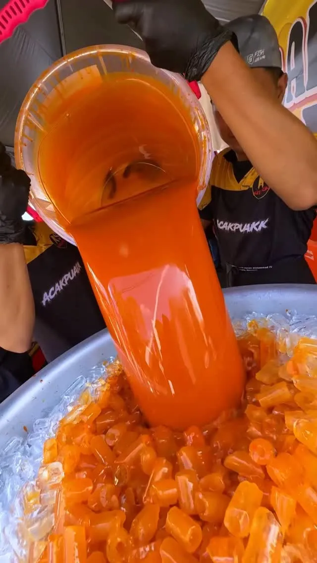 Teh beng dituang dari balang ke atas ais di gerai Ramadan Abe Wea