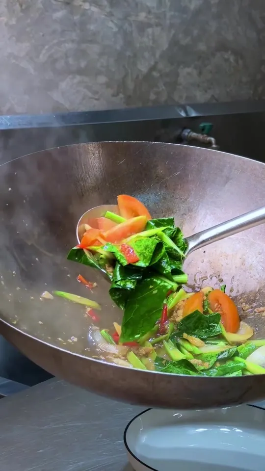 Kailan goreng dengan tomato dan cili yang dimasak Abe Wea, diangkat dari kuali