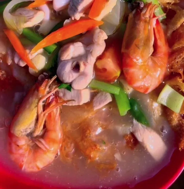 Kuey teow kungfu dengan udang dan sayur dalam kuah pekat, di dalam pinggan merah