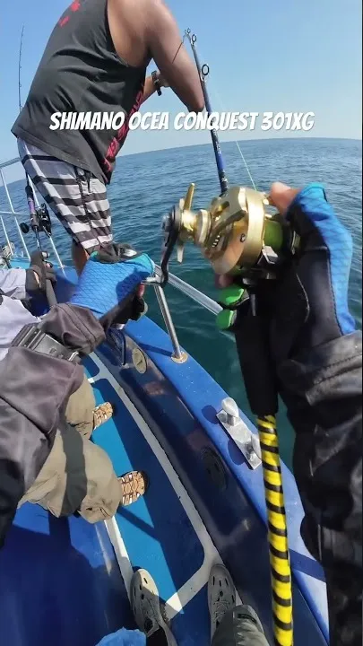 Reel jigging Shimano Ocea Conquest 301XG pada joran di atas bot