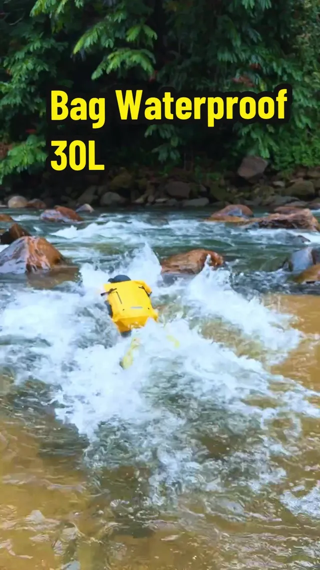 Beg kalis air kuning dibawa merentas jeram sungai