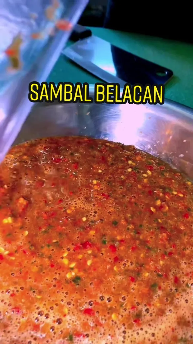 Sambal dituang dari bekas lut sinar ke dalam mangkuk keluli, dengan tulisan SAMBAL BELACAN