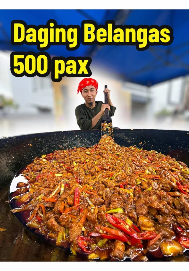 Abe Wea memegang pengacau kayu di belakang kawah daging belengas, dengan teks 'Daging Belangas 500 pax'