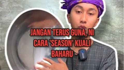 Abe Wea di sebelah sebuah kuali baharu, dengan tulisan JANGAN TERUS GUNA, NI CARA SEASON KUALI BAHARU